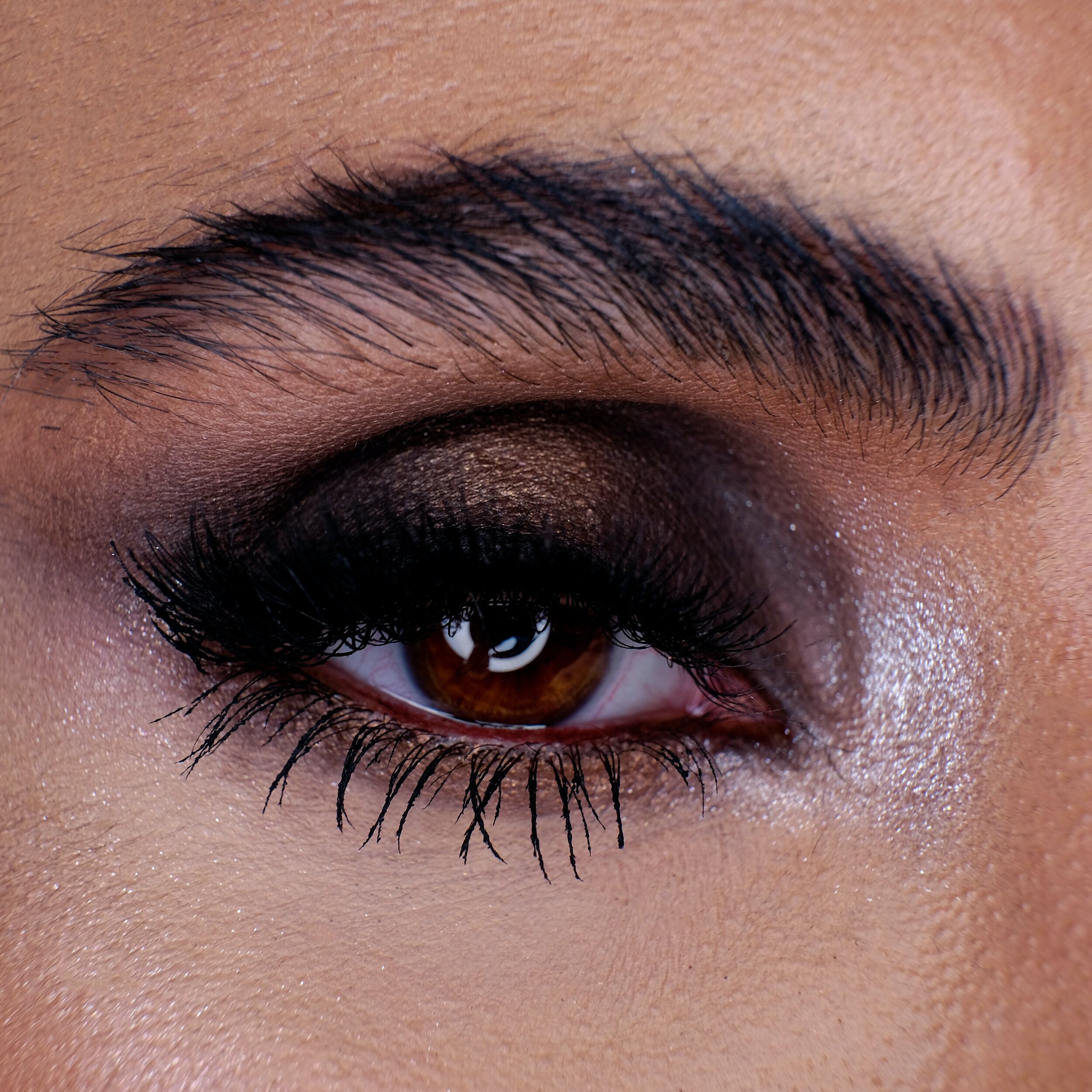 Example of Smoky Eye Look with brown eyes, and brown hue eye shadow applied both to upper eyelid and lower. Photo by Romina Farías on Unsplash.